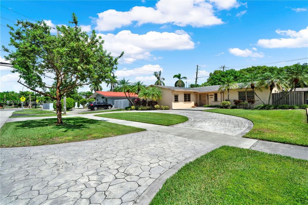 最近售出: $615,000 (4 贝兹, 2 浴室, 2064 平方英尺)