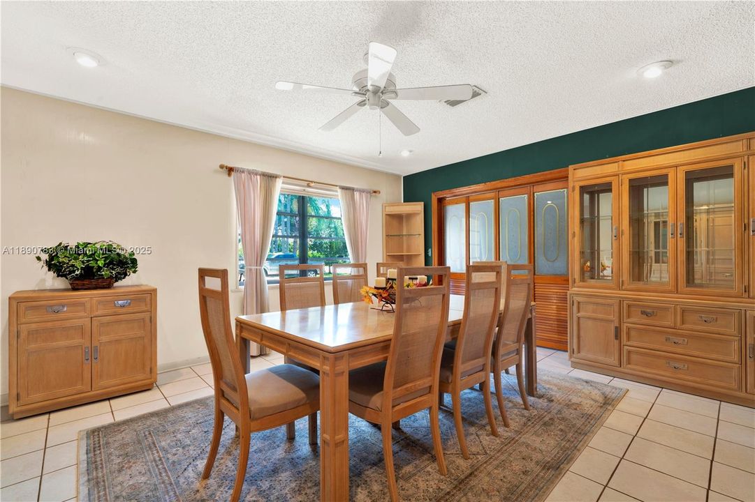 最近售出: $615,000 (4 贝兹, 2 浴室, 2064 平方英尺)