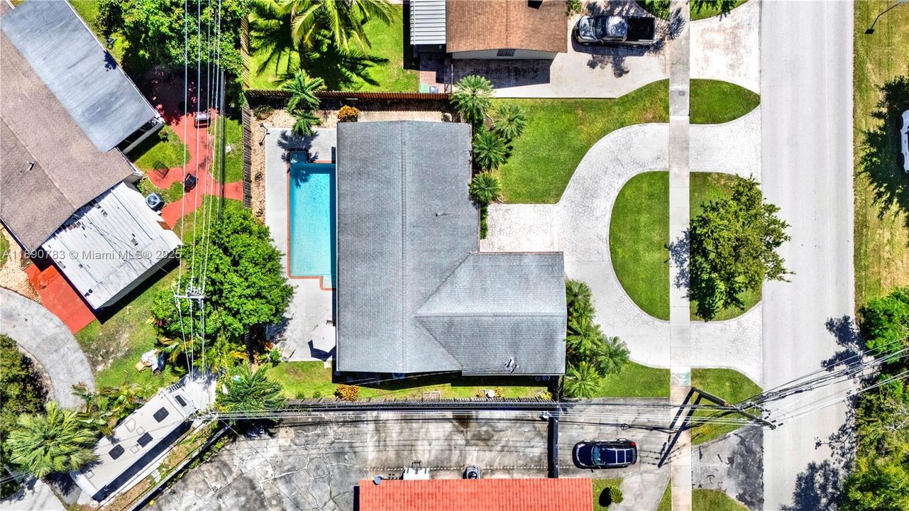 最近售出: $615,000 (4 贝兹, 2 浴室, 2064 平方英尺)