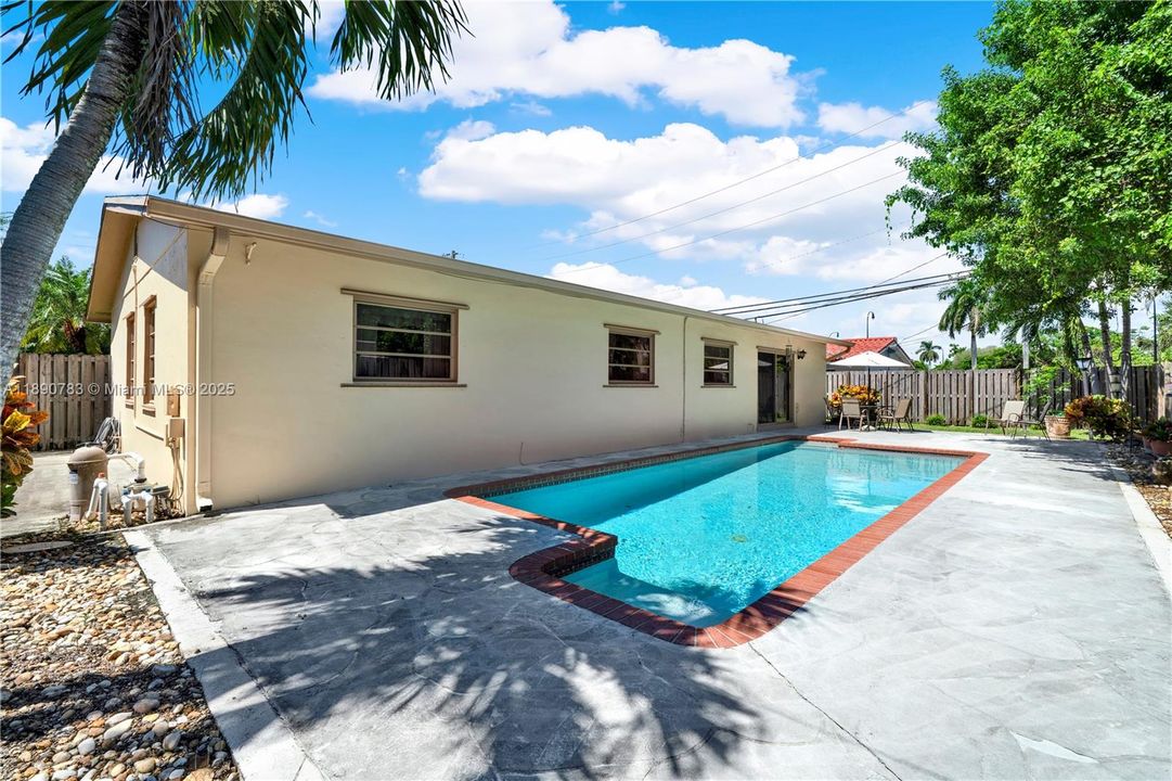 最近售出: $615,000 (4 贝兹, 2 浴室, 2064 平方英尺)