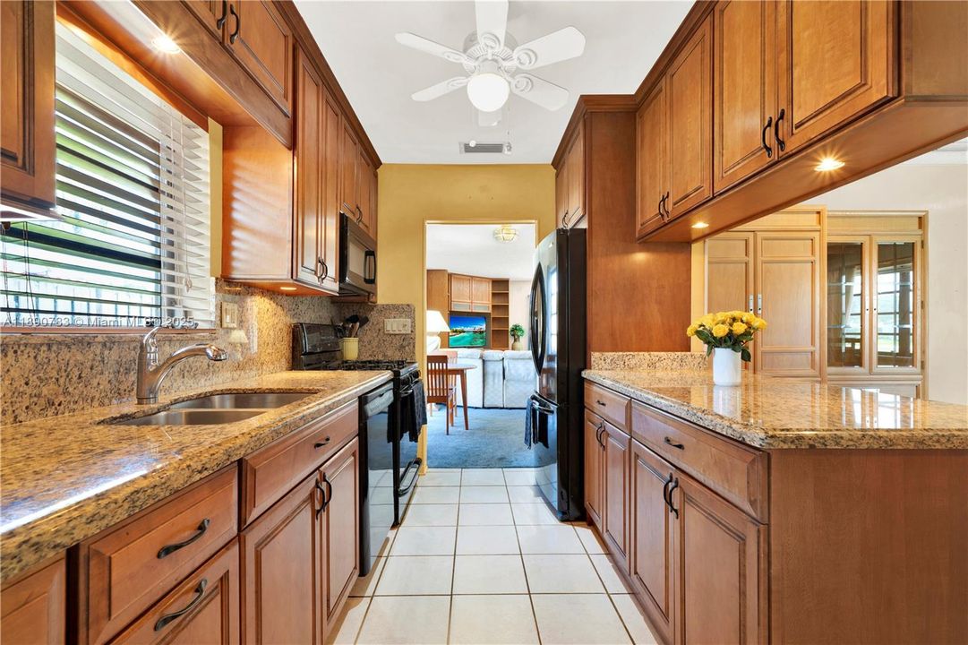 最近售出: $615,000 (4 贝兹, 2 浴室, 2064 平方英尺)