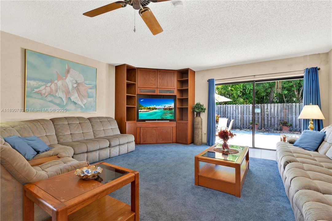 最近售出: $615,000 (4 贝兹, 2 浴室, 2064 平方英尺)