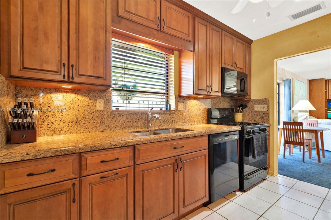 最近售出: $615,000 (4 贝兹, 2 浴室, 2064 平方英尺)