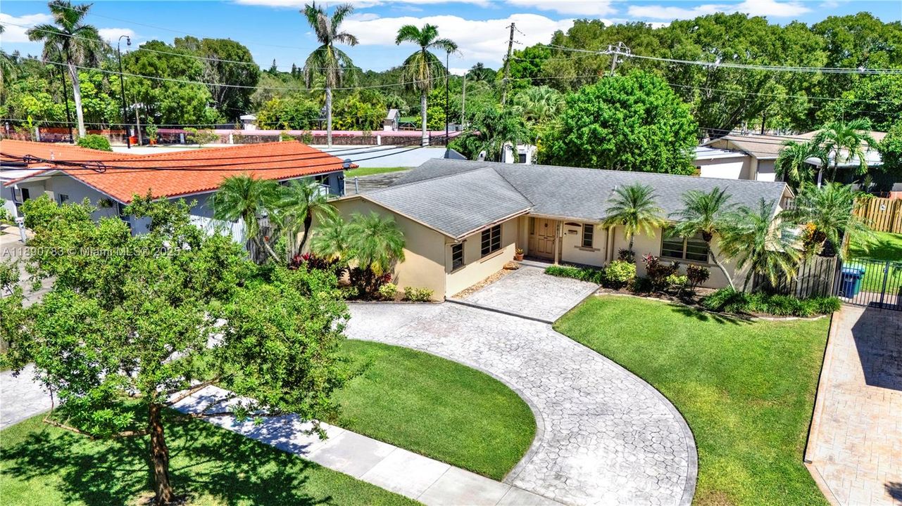 最近售出: $615,000 (4 贝兹, 2 浴室, 2064 平方英尺)