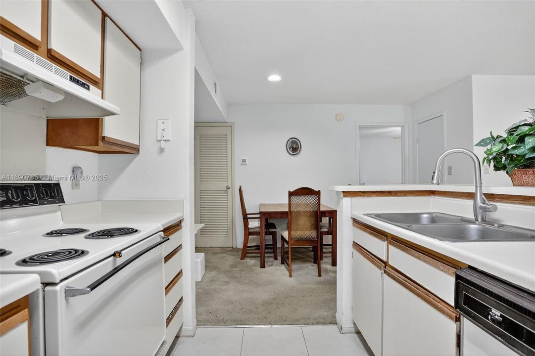 Active With Contract: $195,000 (2 beds, 2 baths, 1000 Square Feet)