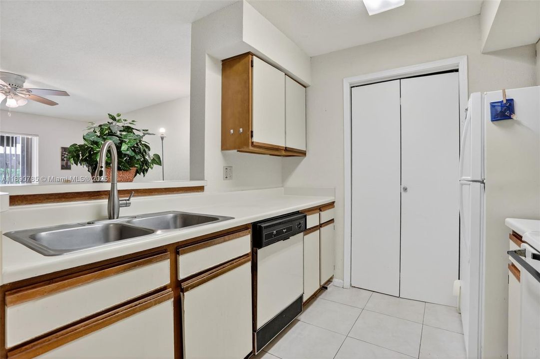 Active With Contract: $195,000 (2 beds, 2 baths, 1000 Square Feet)