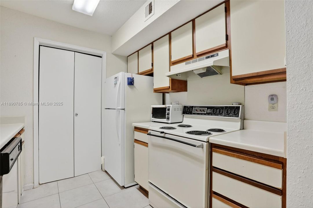 Active With Contract: $195,000 (2 beds, 2 baths, 1000 Square Feet)