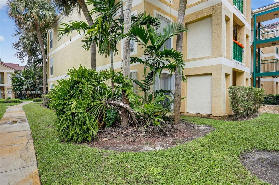 Active With Contract: $195,000 (2 beds, 2 baths, 1000 Square Feet)