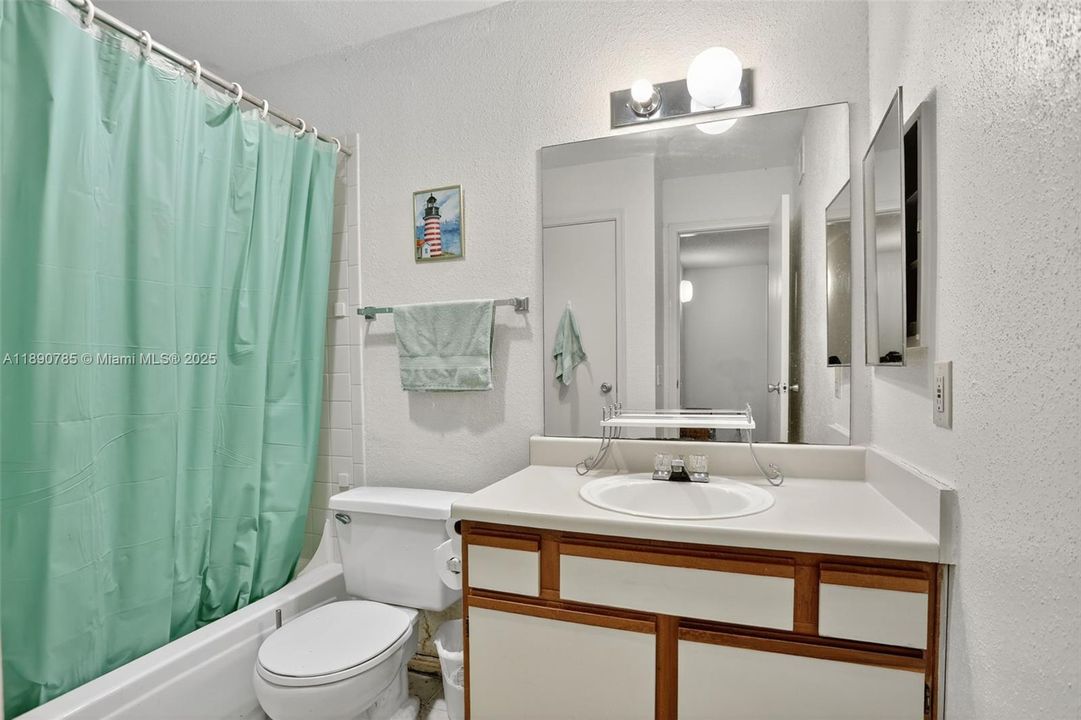 Active With Contract: $195,000 (2 beds, 2 baths, 1000 Square Feet)