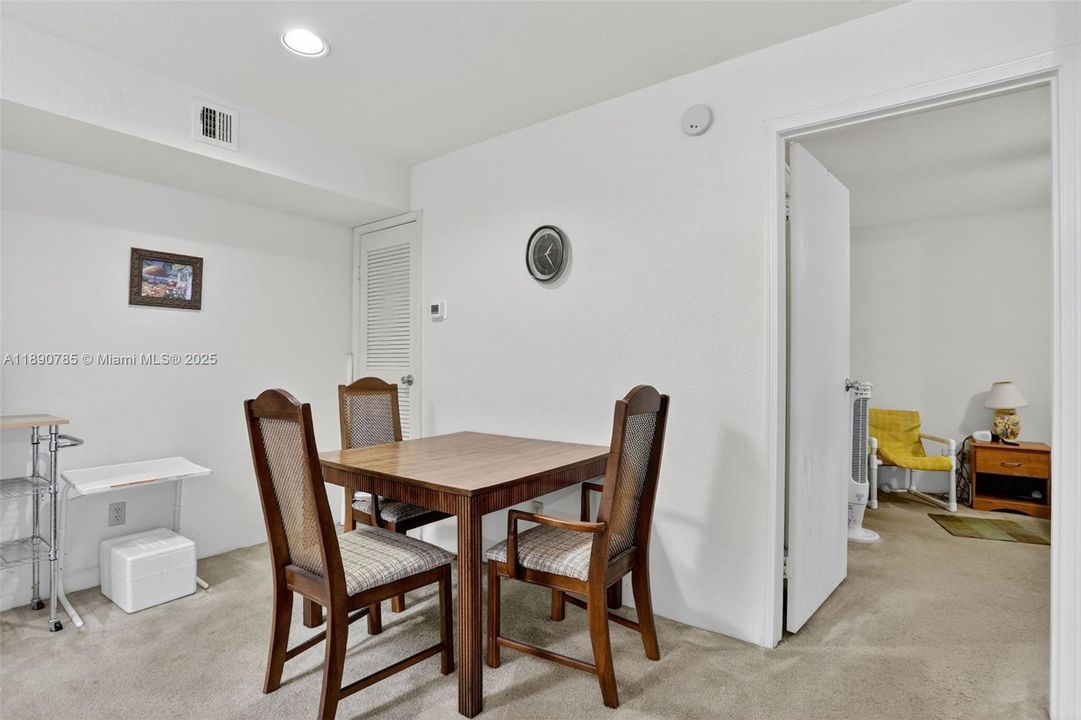 Active With Contract: $195,000 (2 beds, 2 baths, 1000 Square Feet)