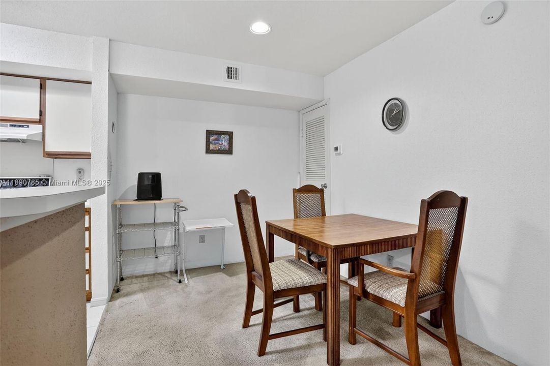 Active With Contract: $195,000 (2 beds, 2 baths, 1000 Square Feet)