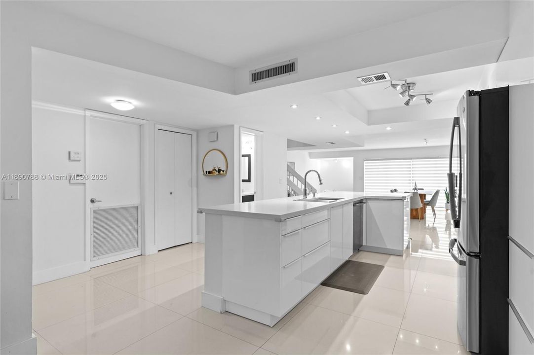 На продажу: $495,000 (3 спален, 2 ванн, 2050 Квадратных фут)