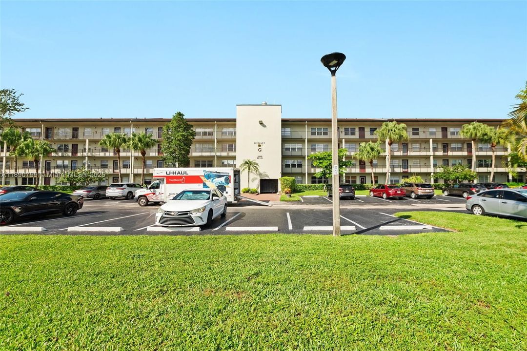 合同活跃: $139,000 (1 贝兹, 1 浴室, 811 平方英尺)