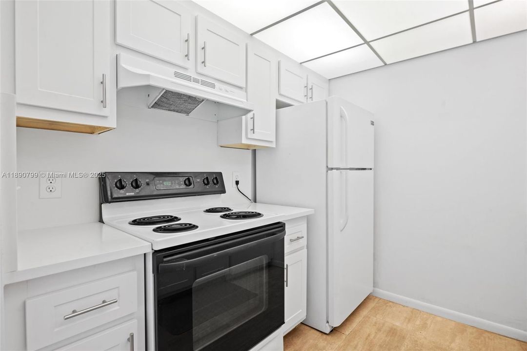 合同活跃: $139,000 (1 贝兹, 1 浴室, 811 平方英尺)