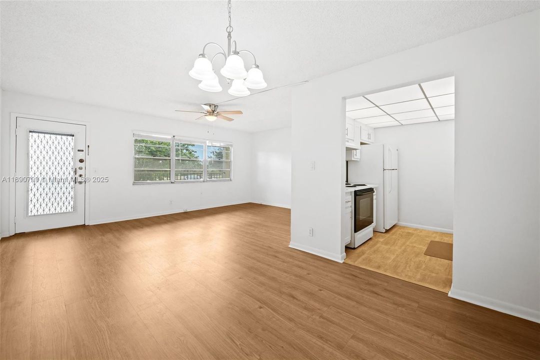 合同活跃: $139,000 (1 贝兹, 1 浴室, 811 平方英尺)