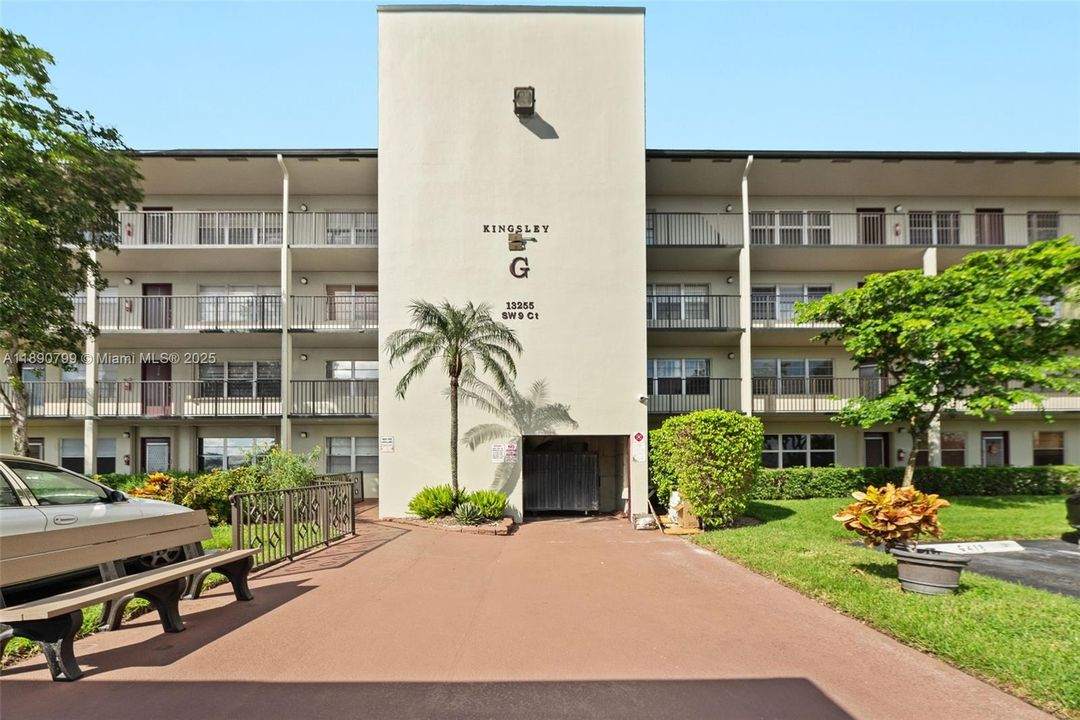 合同活跃: $139,000 (1 贝兹, 1 浴室, 811 平方英尺)