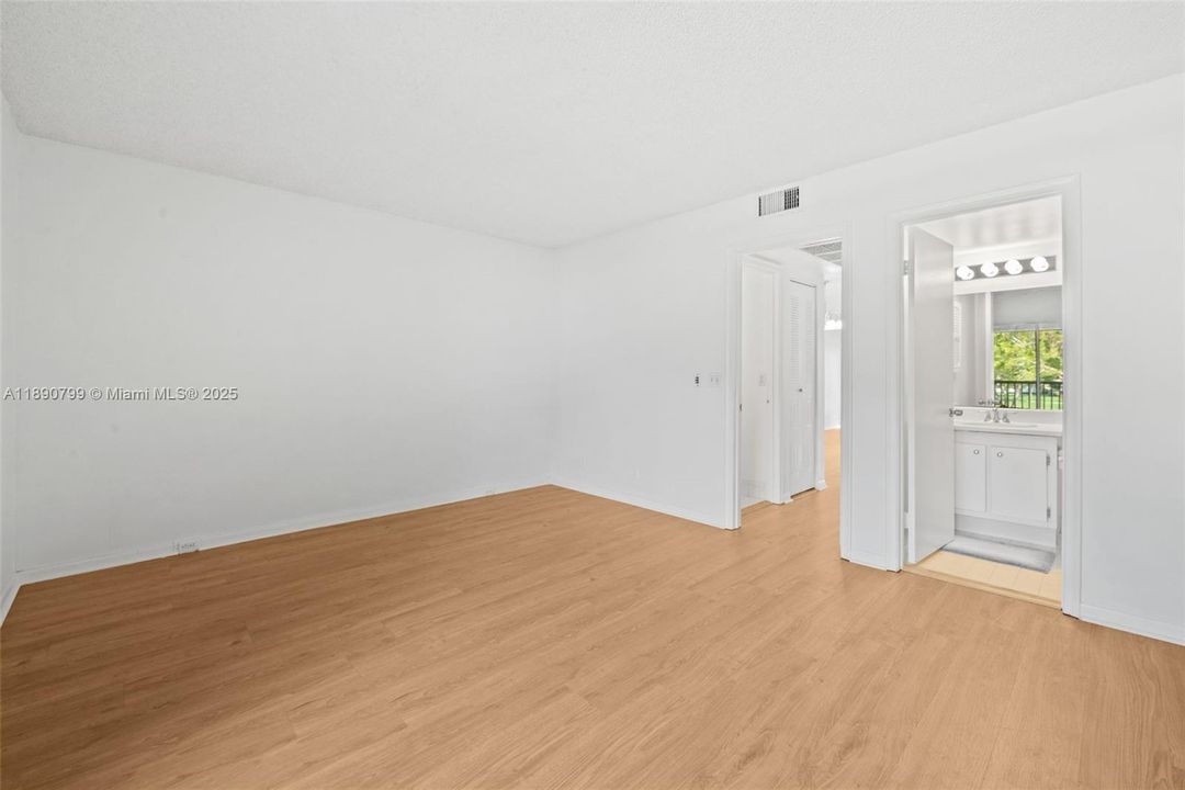 合同活跃: $139,000 (1 贝兹, 1 浴室, 811 平方英尺)