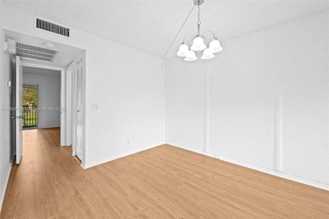 合同活跃: $139,000 (1 贝兹, 1 浴室, 811 平方英尺)