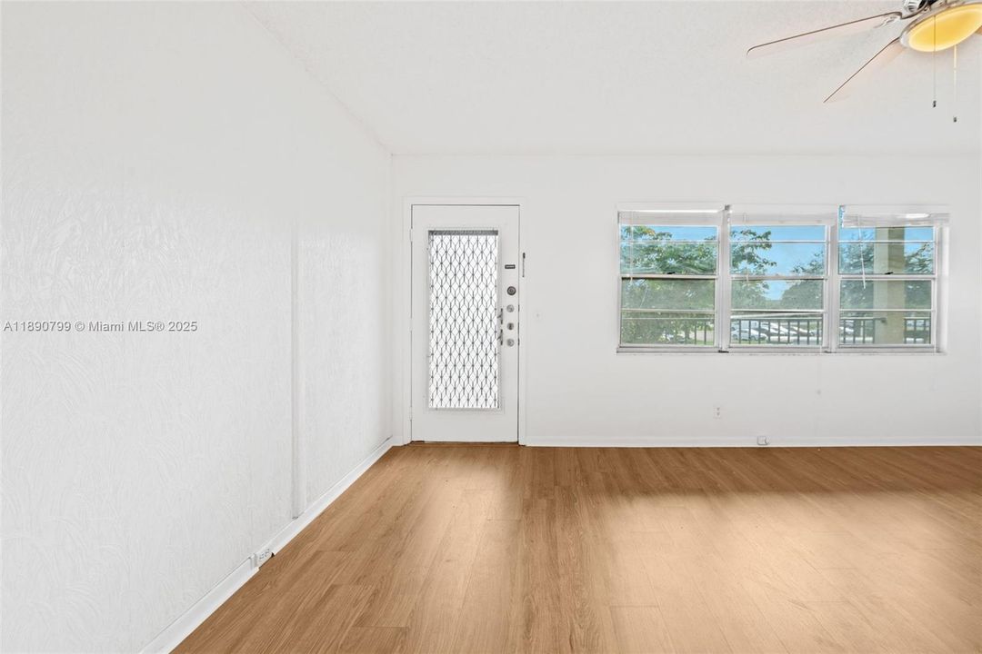 合同活跃: $139,000 (1 贝兹, 1 浴室, 811 平方英尺)