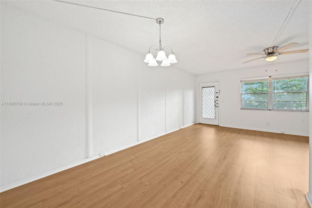 合同活跃: $139,000 (1 贝兹, 1 浴室, 811 平方英尺)