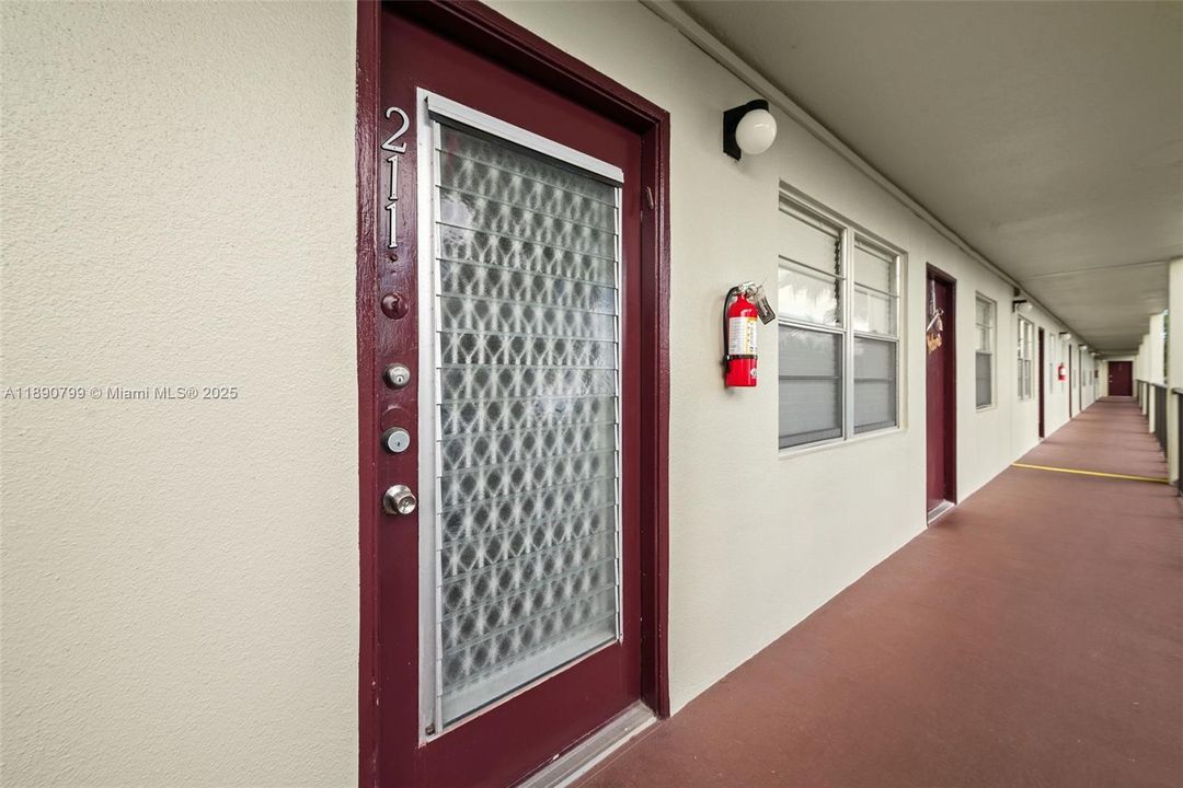 合同活跃: $139,000 (1 贝兹, 1 浴室, 811 平方英尺)