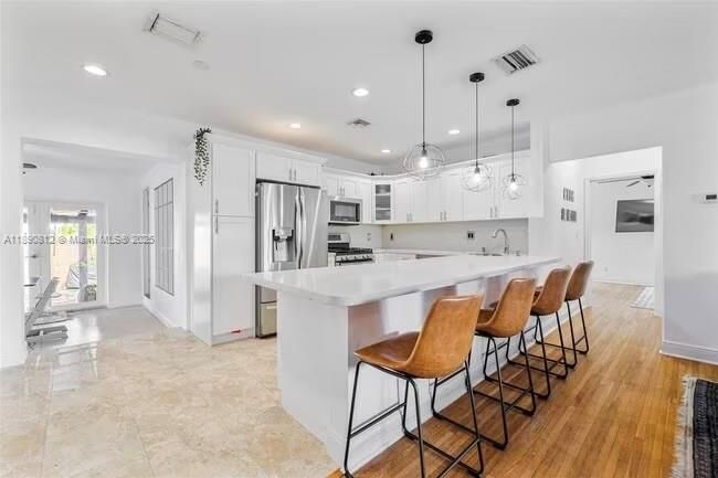 合同活跃: $6,000 (4 贝兹, 3 浴室, 1630 平方英尺)