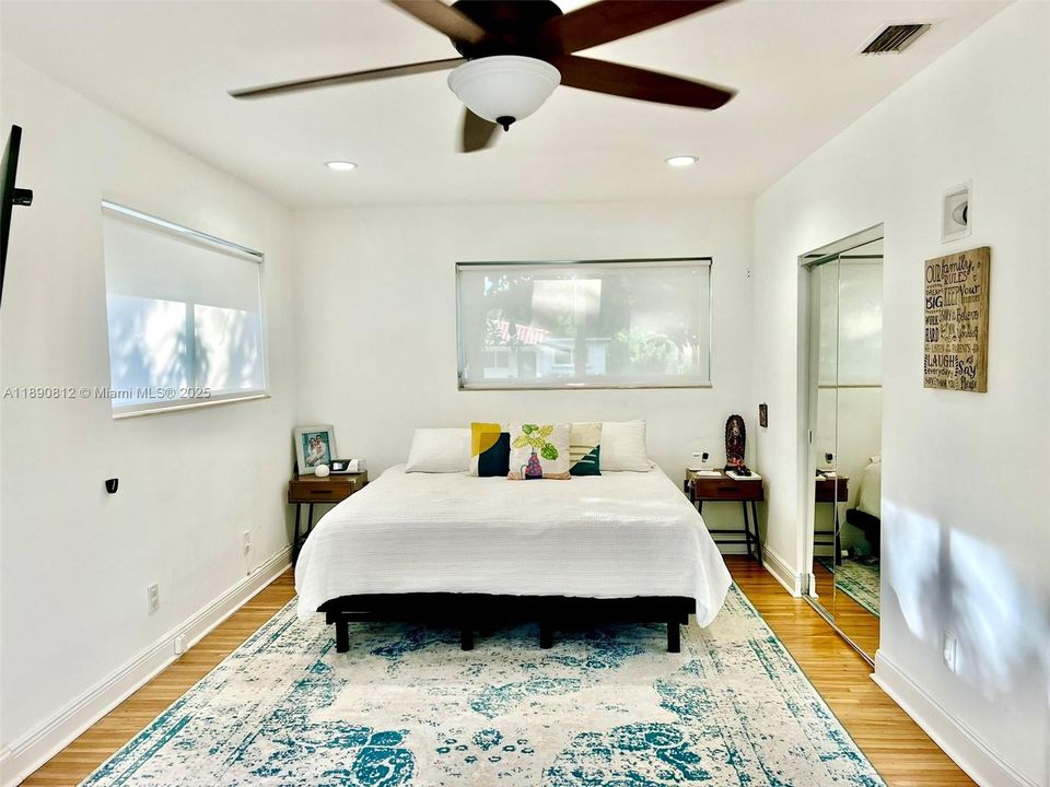 合同活跃: $6,000 (4 贝兹, 3 浴室, 1630 平方英尺)