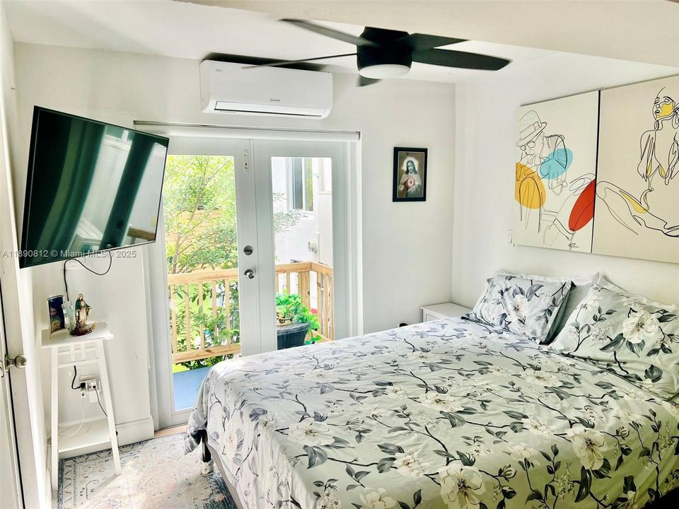 合同活跃: $6,000 (4 贝兹, 3 浴室, 1630 平方英尺)