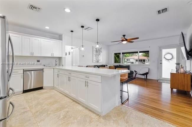 合同活跃: $6,000 (4 贝兹, 3 浴室, 1630 平方英尺)