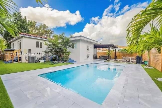 合同活跃: $6,000 (4 贝兹, 3 浴室, 1630 平方英尺)