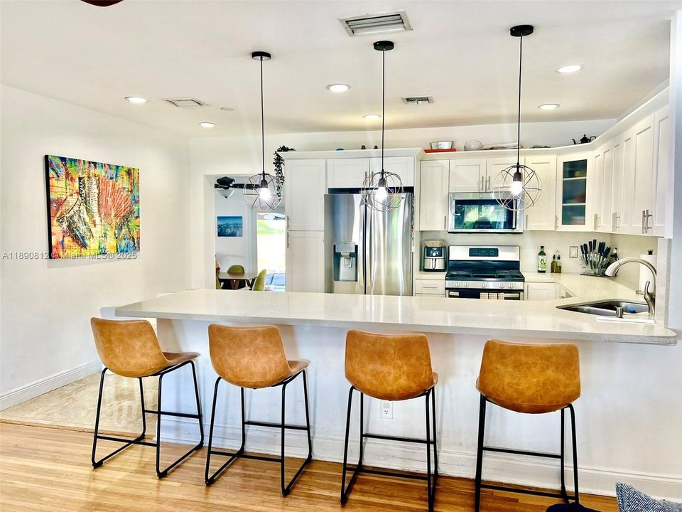 合同活跃: $6,000 (4 贝兹, 3 浴室, 1630 平方英尺)