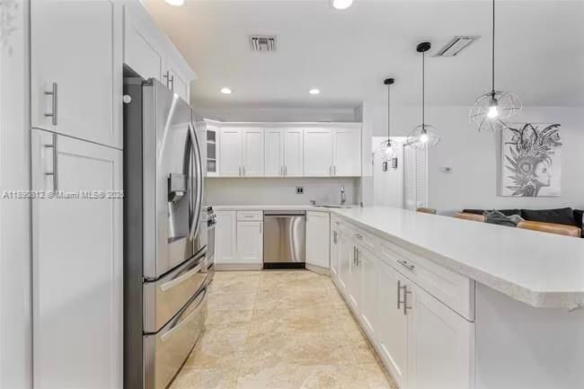 合同活跃: $6,000 (4 贝兹, 3 浴室, 1630 平方英尺)