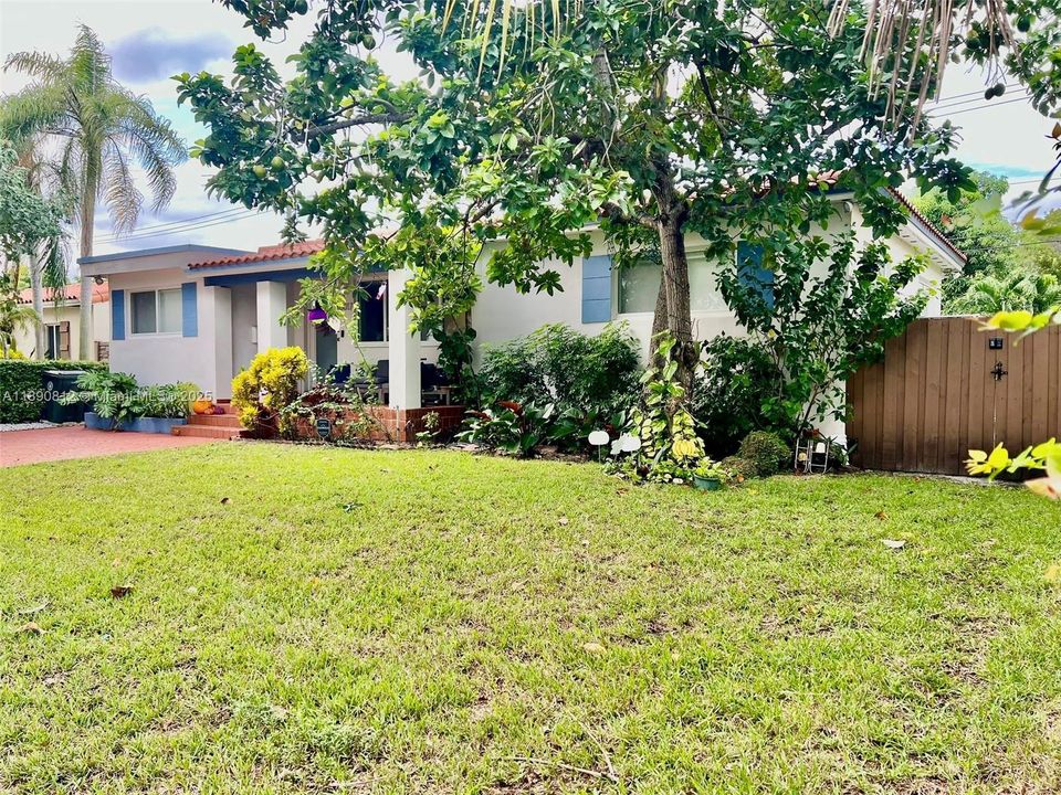 合同活跃: $6,000 (4 贝兹, 3 浴室, 1630 平方英尺)