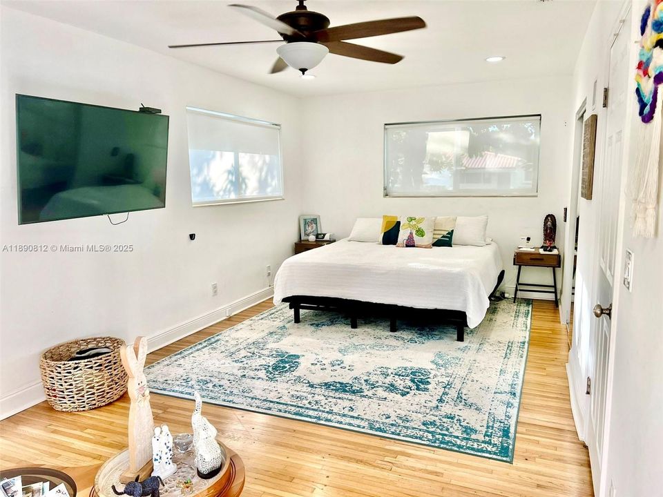 合同活跃: $6,000 (4 贝兹, 3 浴室, 1630 平方英尺)