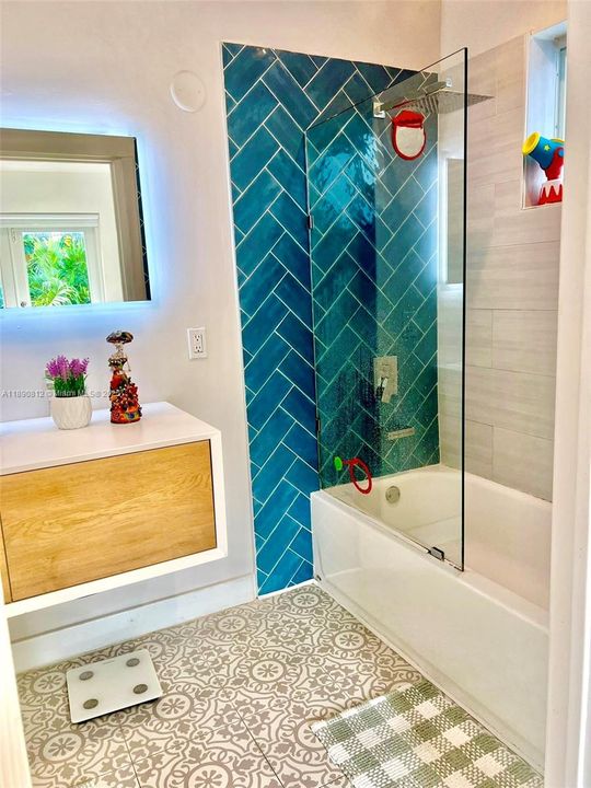 合同活跃: $6,000 (4 贝兹, 3 浴室, 1630 平方英尺)