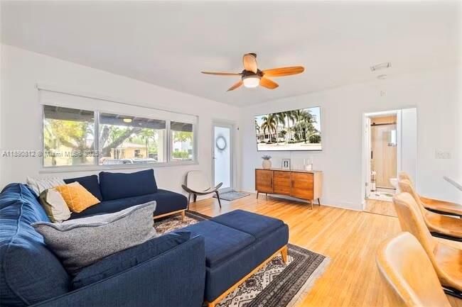 合同活跃: $6,000 (4 贝兹, 3 浴室, 1630 平方英尺)