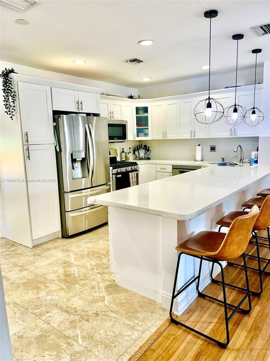 合同活跃: $6,000 (4 贝兹, 3 浴室, 1630 平方英尺)