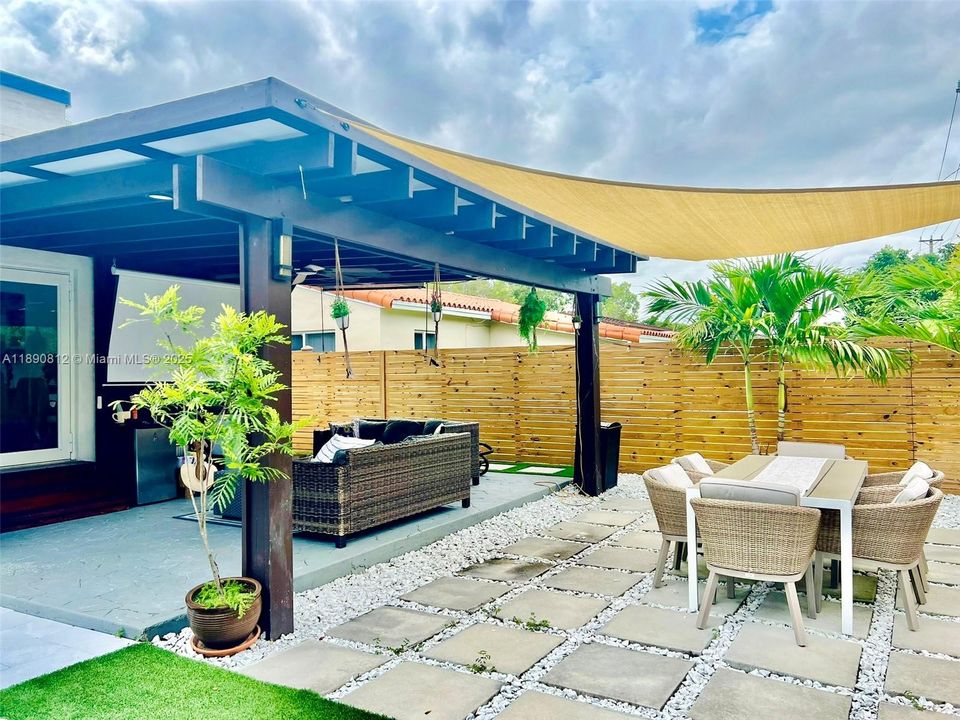 合同活跃: $6,000 (4 贝兹, 3 浴室, 1630 平方英尺)