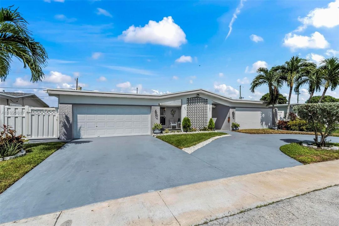 Active With Contract: $600,000 (3 beds, 2 baths, 1696 Square Feet)