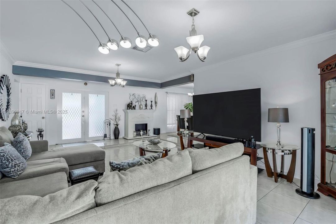 Active With Contract: $600,000 (3 beds, 2 baths, 1696 Square Feet)