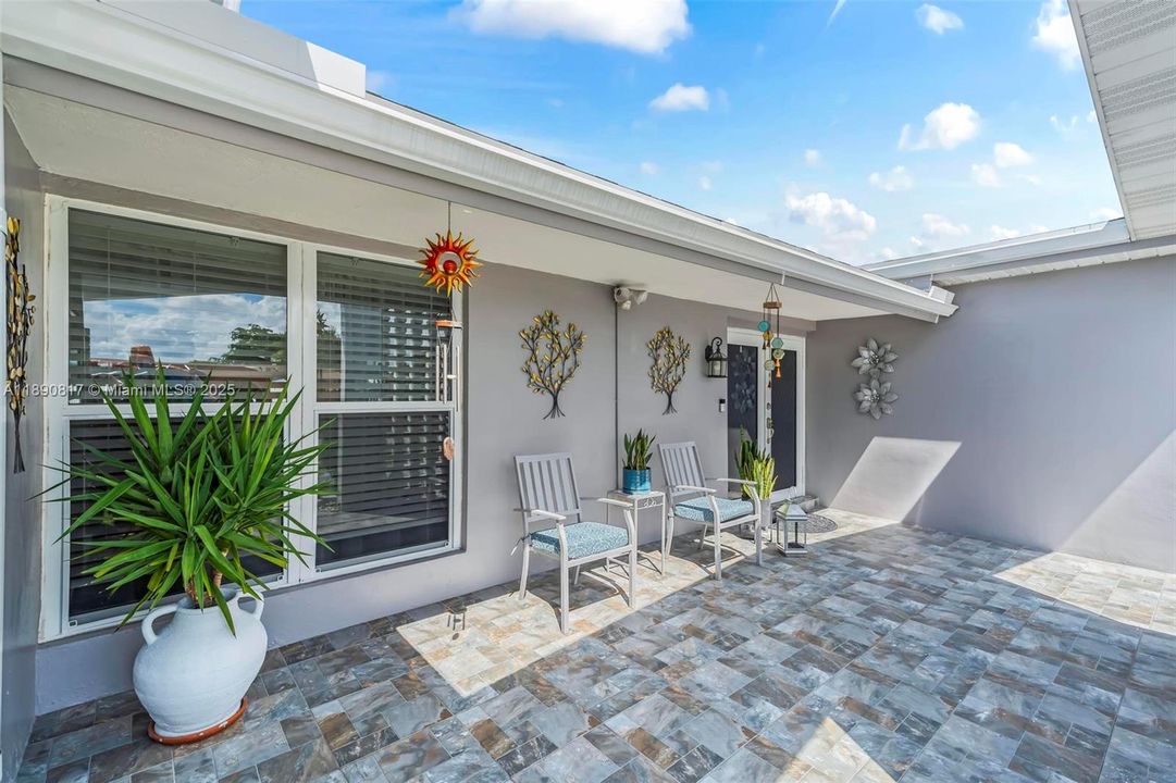 Active With Contract: $600,000 (3 beds, 2 baths, 1696 Square Feet)