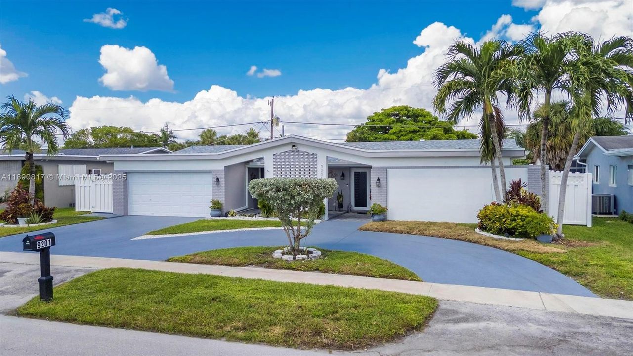 Active With Contract: $600,000 (3 beds, 2 baths, 1696 Square Feet)