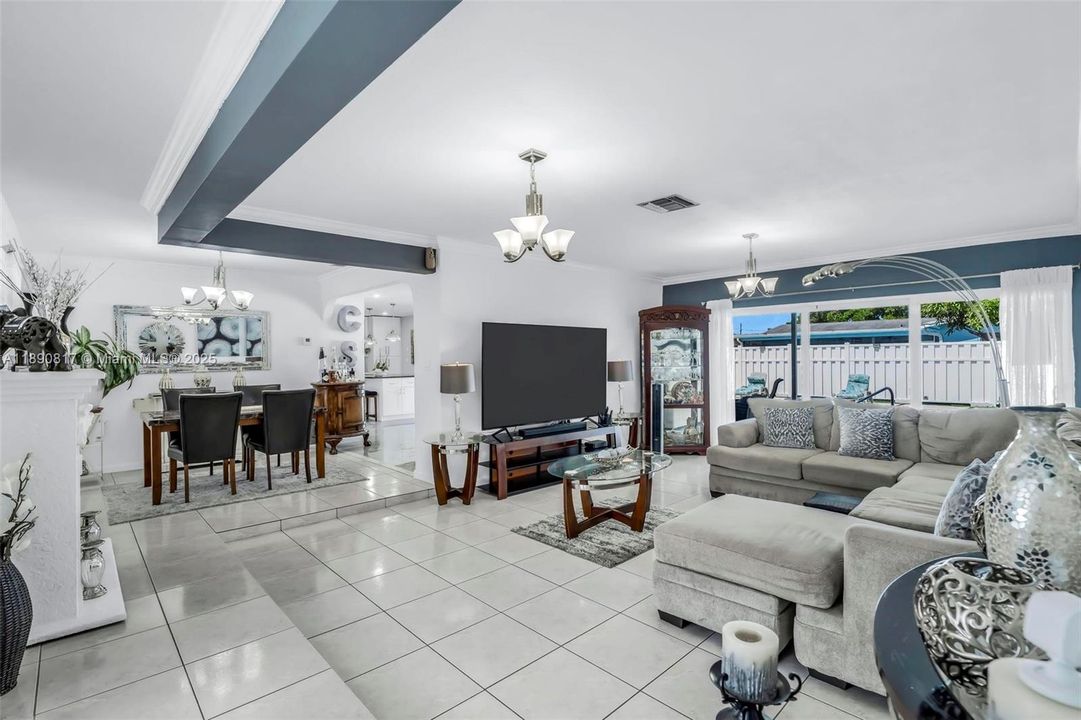 Active With Contract: $600,000 (3 beds, 2 baths, 1696 Square Feet)