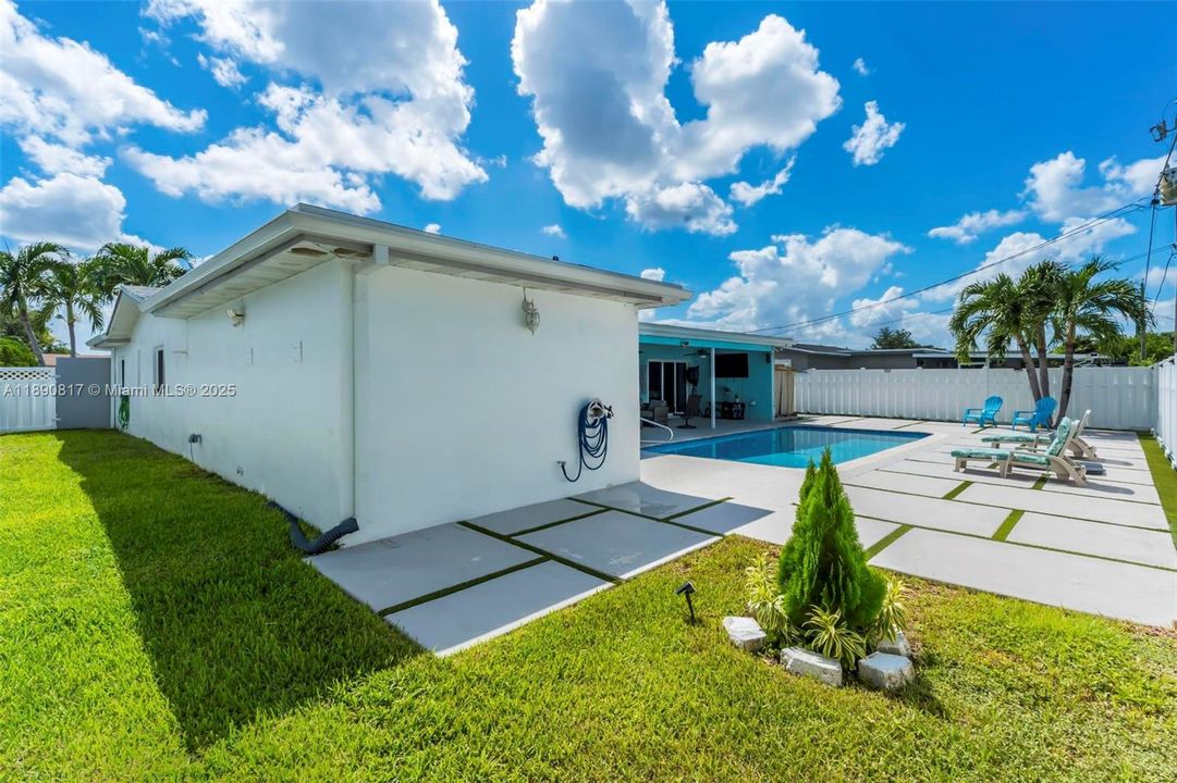 Active With Contract: $600,000 (3 beds, 2 baths, 1696 Square Feet)