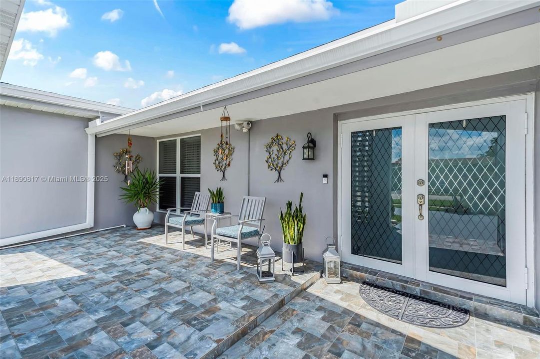 Active With Contract: $600,000 (3 beds, 2 baths, 1696 Square Feet)