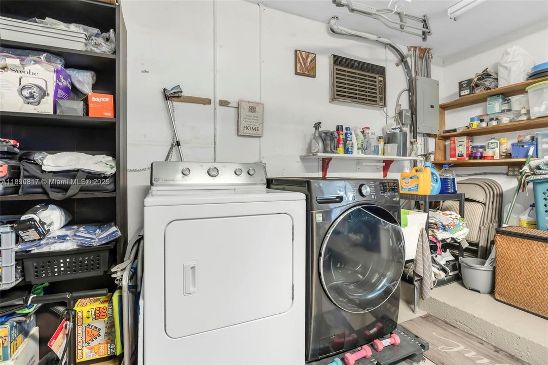 Active With Contract: $600,000 (3 beds, 2 baths, 1696 Square Feet)