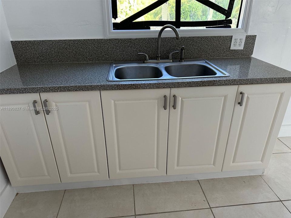 For Sale: $160,000 (3 beds, 1 baths, 840 Square Feet)