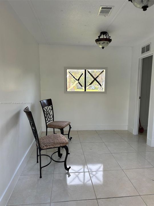 For Sale: $160,000 (3 beds, 1 baths, 840 Square Feet)