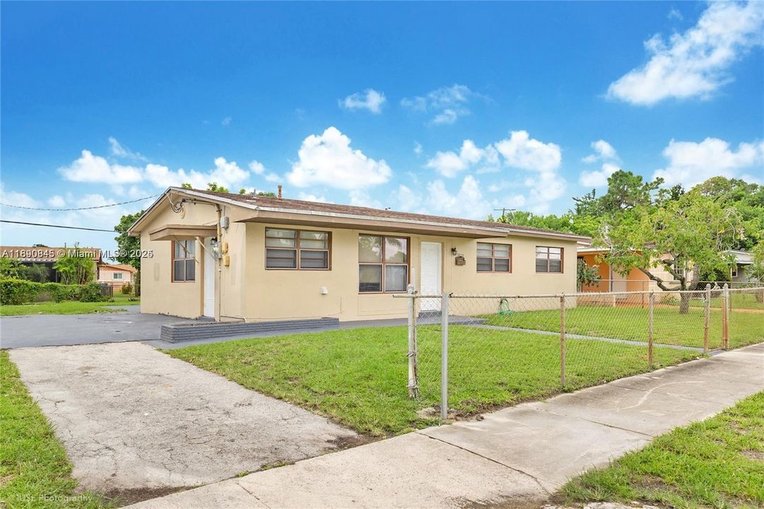 Active With Contract: $4,000 (4 beds, 2 baths, 1807 Square Feet)