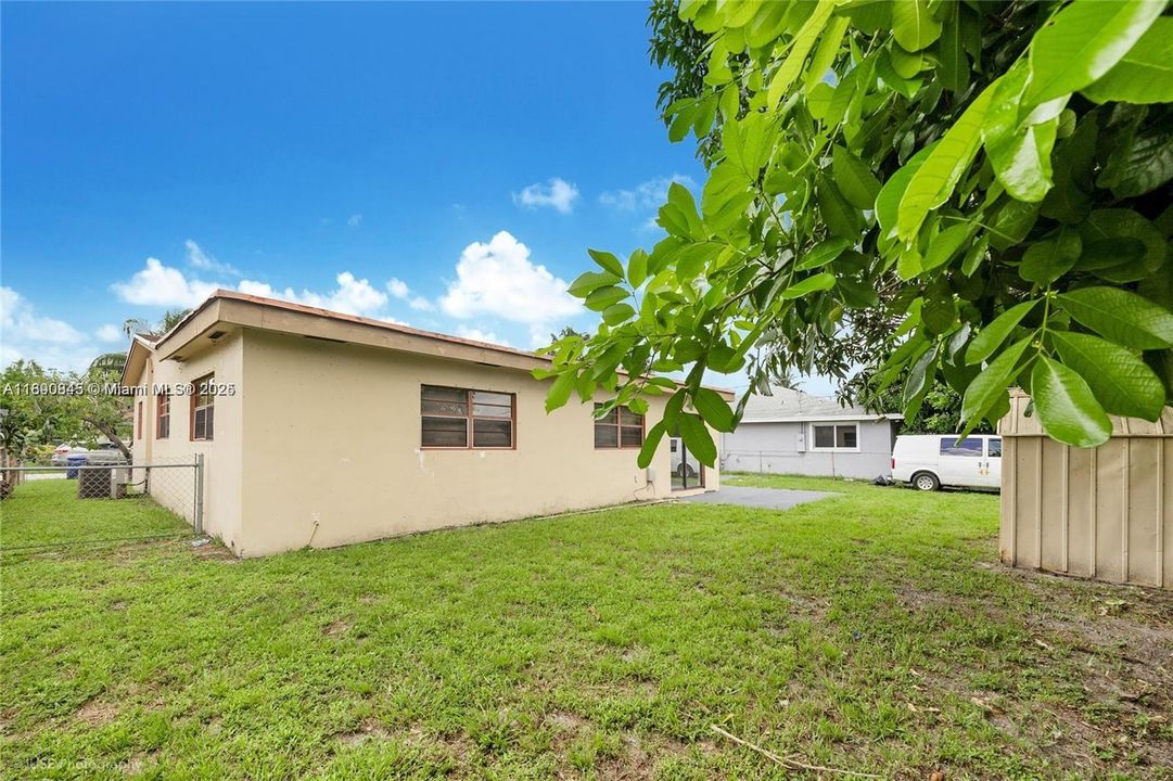 Active With Contract: $4,000 (4 beds, 2 baths, 1807 Square Feet)